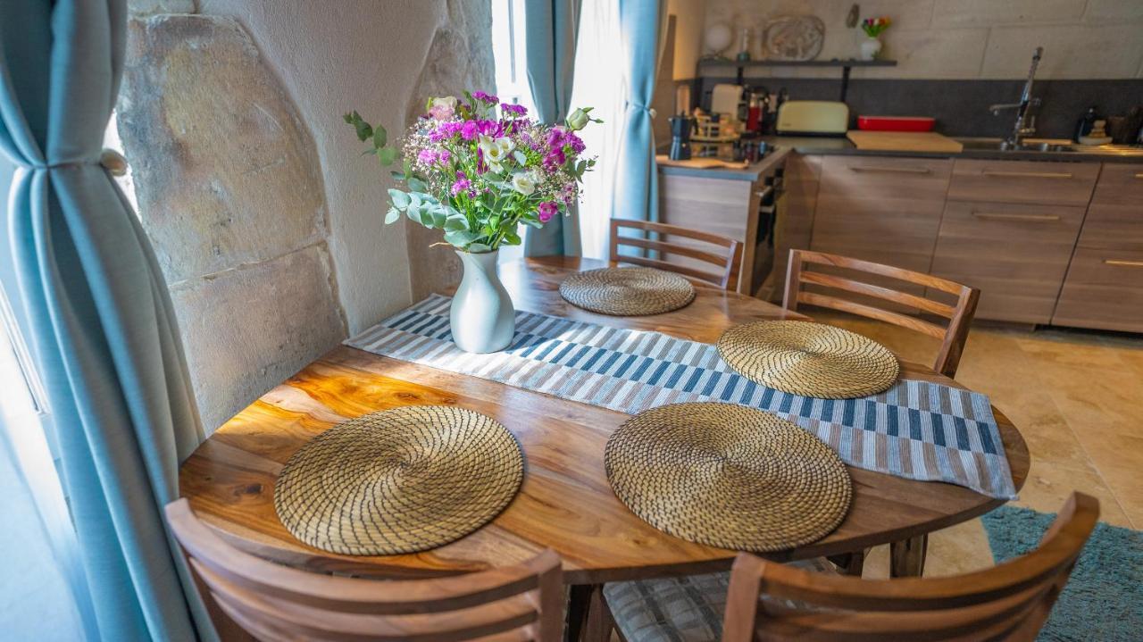 Duplex Calme Et Climatise Au Centre Historique Apartment